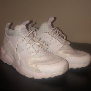 White nike huaraches